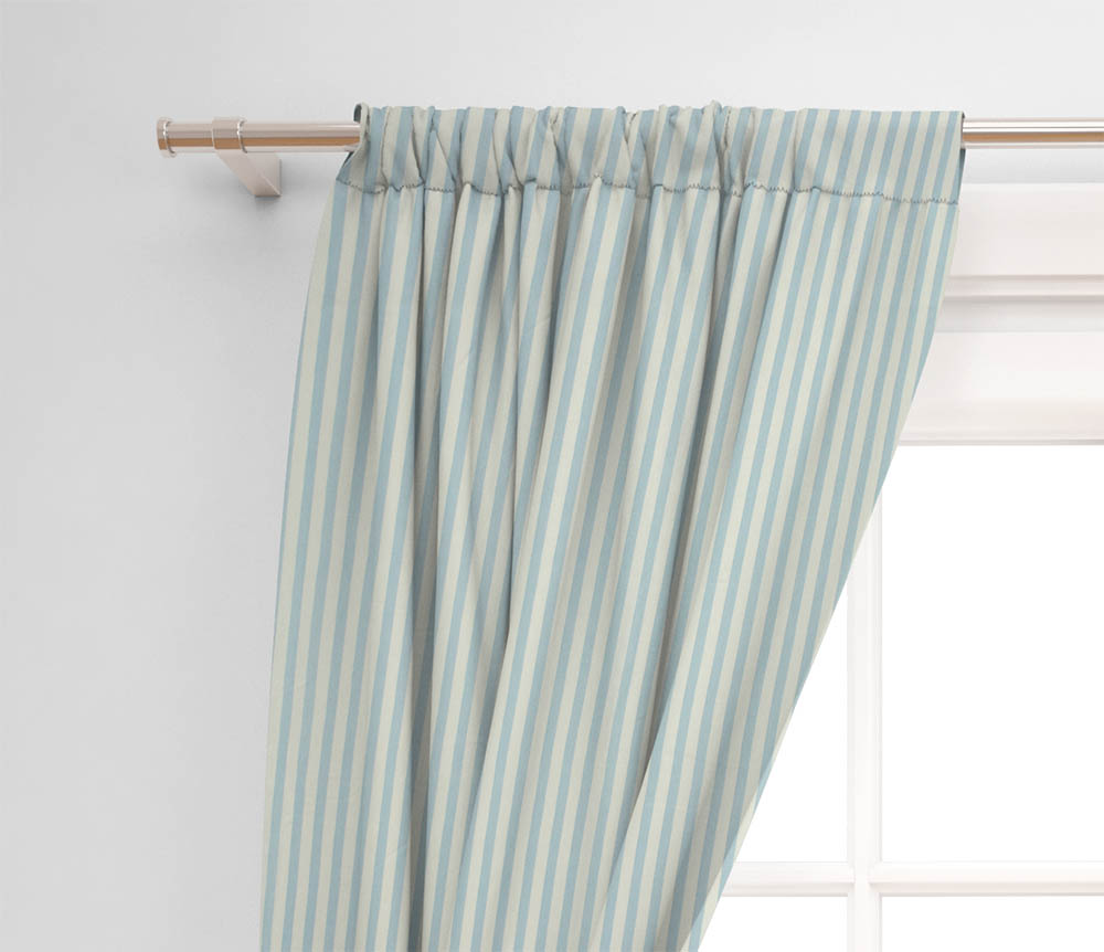 Kindergardine, pastellblaue Streifen, weißer Hintergrund 1 blank