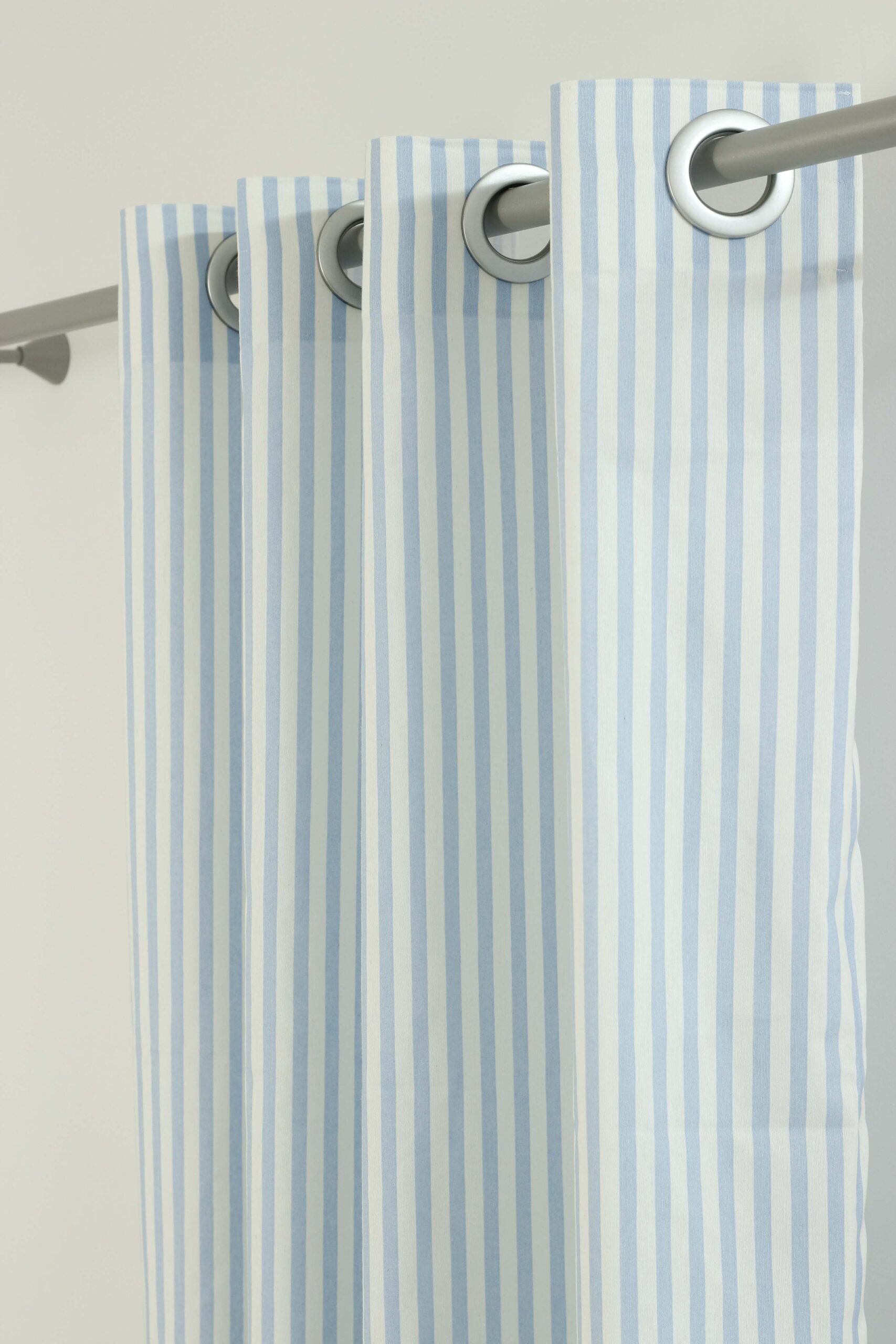 Kindergardine, pastellblaue Streifen, weißer Hintergrund (1)