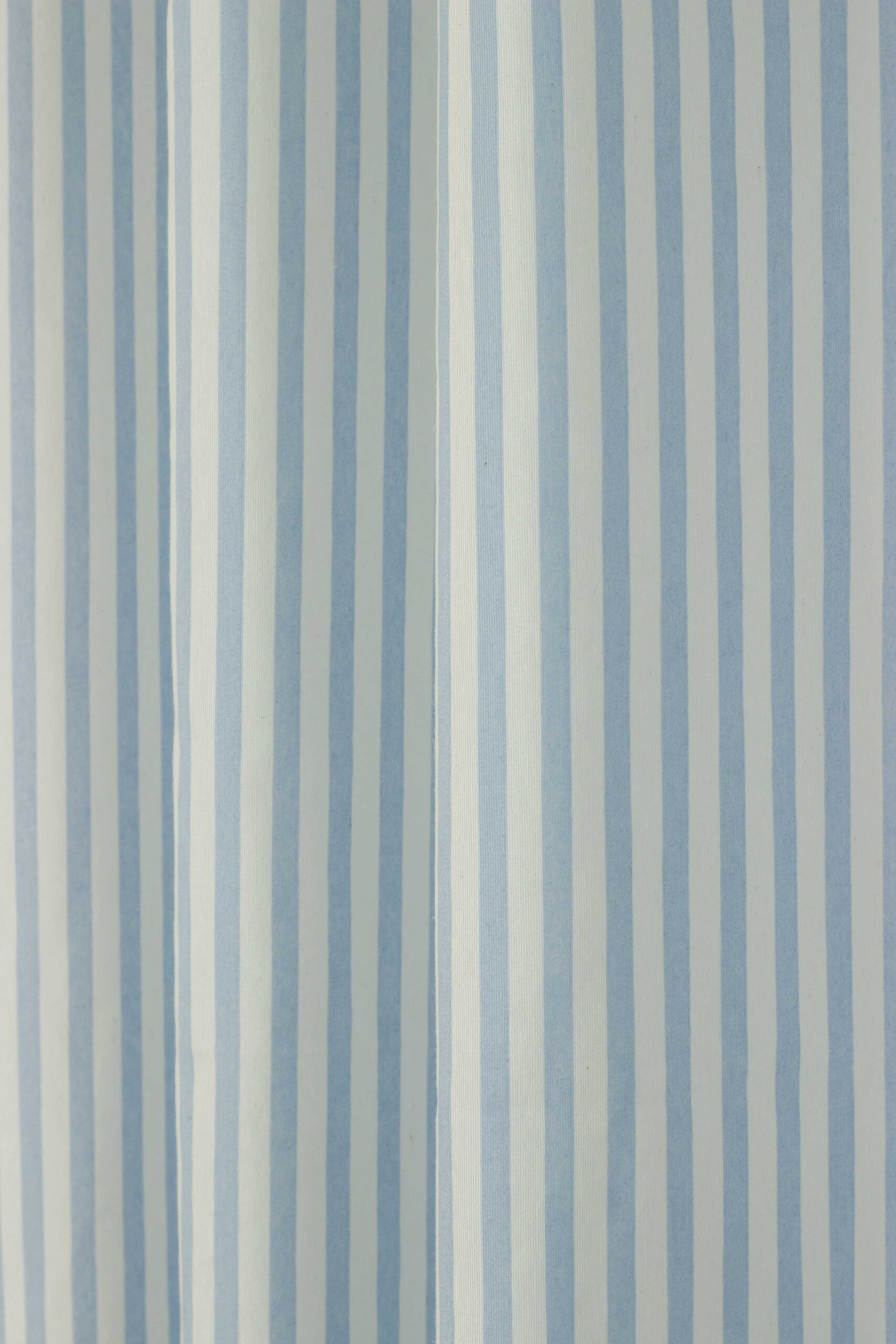 Kindergardine, pastellblaue Streifen, weißer Hintergrund (2) blank