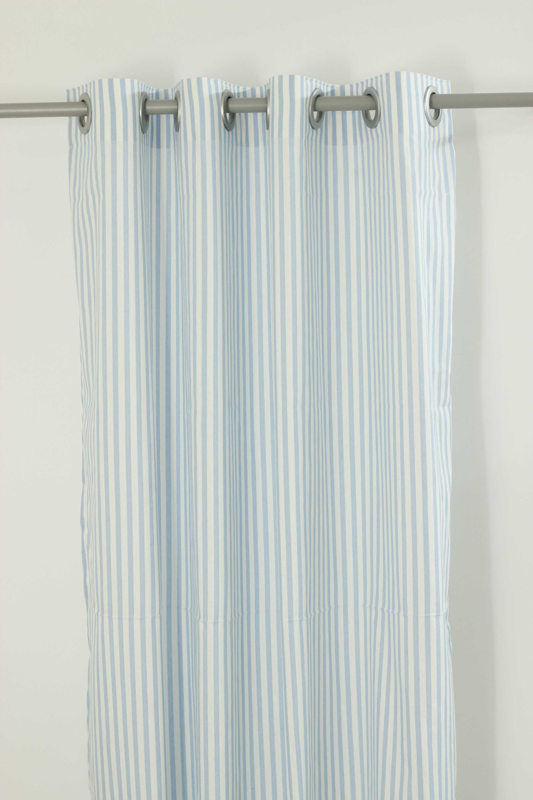 Kindergardine, pastellblaue Streifen, weißer Hintergrund blank